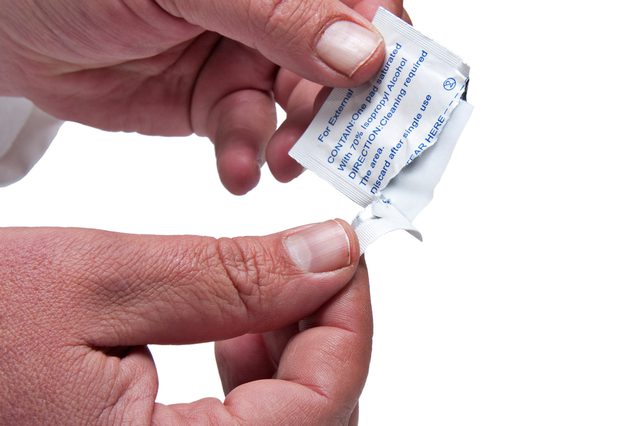 Użyj wacik&oacute;w nasączonych alkoholem